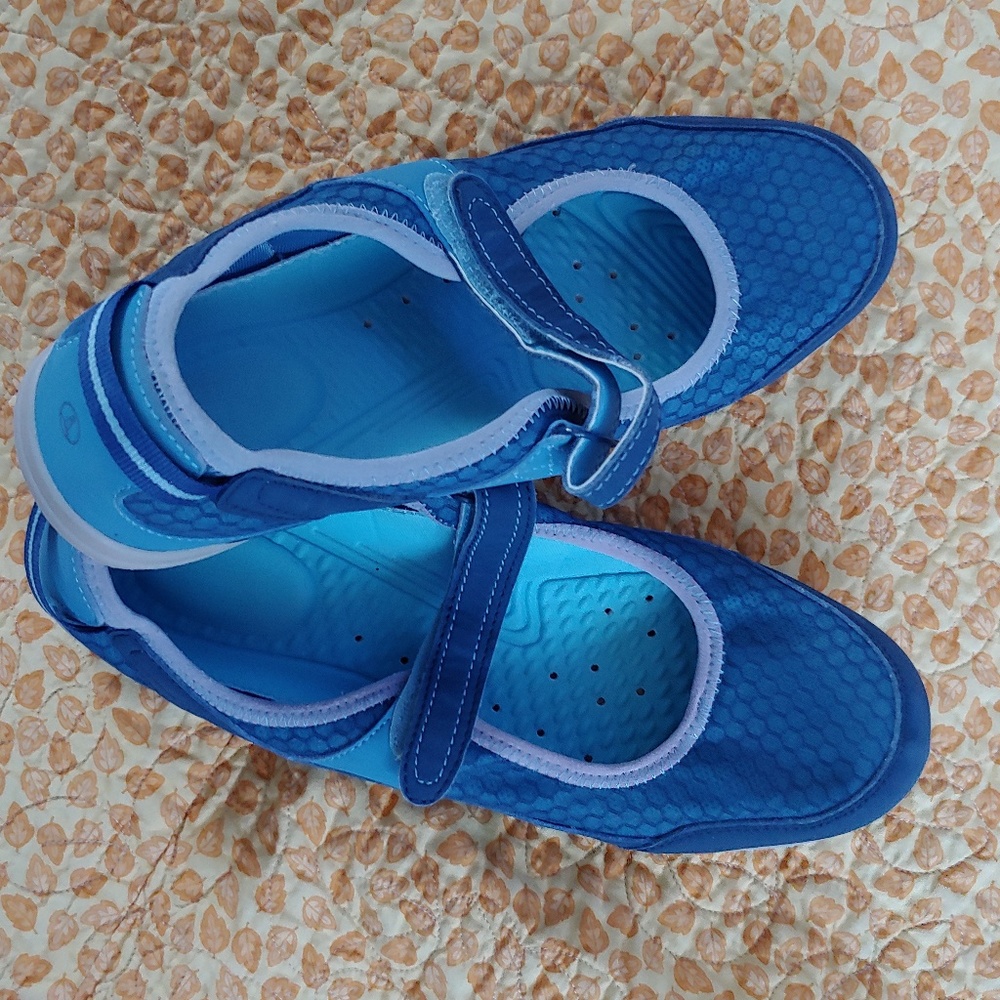Lands End women's water shoe